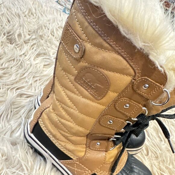Sorel kids waterproof snow boots size 1 - Picture 5 of 10